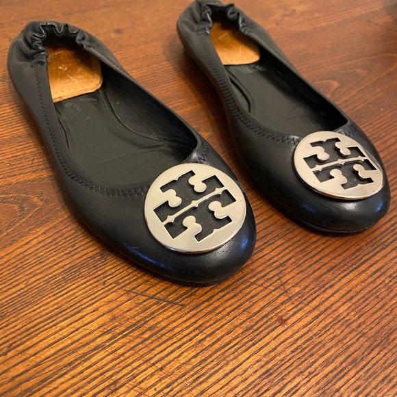 Tory Burch Shoes - Womens 8 M Tory Burch Reva Gold Logo Ballet Flats Black Leather Slip On Shoes